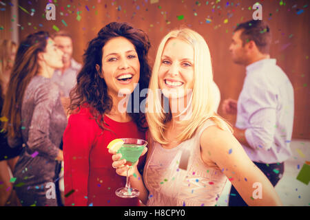 Immagine composita del ritratto di belle donne avente le bevande Foto Stock