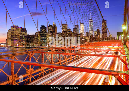 New York City financial district cityscape dal ponte di Brooklyn. Foto Stock