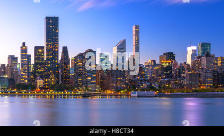La città di New York skyline di Manhattan da attraverso il fiume Hudson. Foto Stock