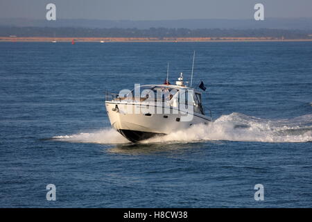 Powerboat alla velocità in Solent approcci Foto Stock