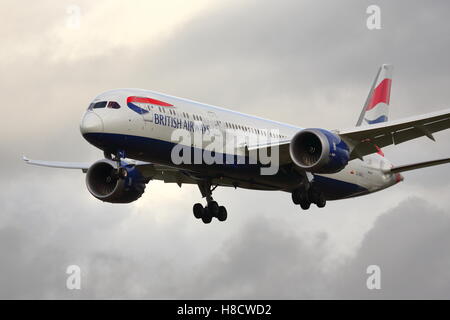 British Airways Boeing Dreamliner 787-9 G-ZBKJ atterraggio all'Aeroporto Heathrow di Londra, Regno Unito Foto Stock