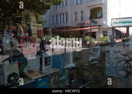 Berlino in estate, Savignyplatz,Savigny Platz Place Square Charlottenburg Wilmersdorf con book shop Foto Stock