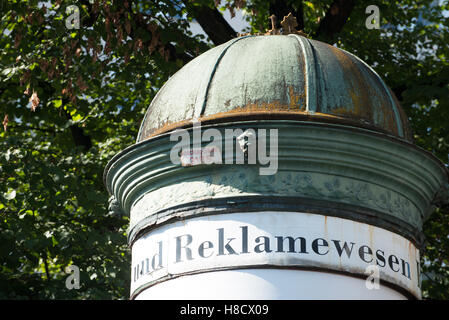 Berlino in estate, Savignyplatz,Savigny Platz Place Square Charlottenburg Wilmersdorf con pubblicità pilastro Foto Stock