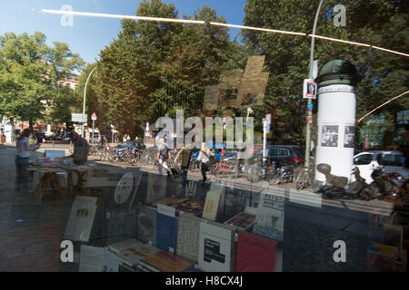 Berlino in estate, Savignyplatz,Savigny Platz Place Square Charlottenburg Wilmersdorf con book shop Foto Stock