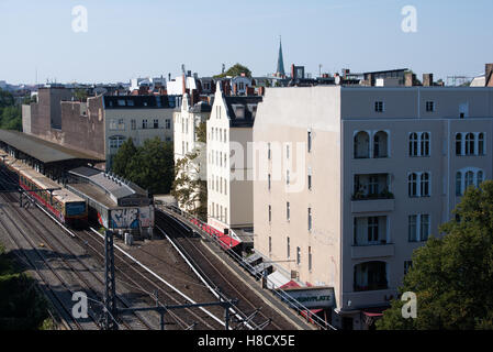 Berlino in estate, Savignyplatz,Savigny Platz Place Square Charlottenburg Wilmersdorf con stazione ferroviaria Foto Stock