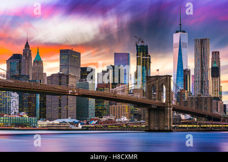 New York skyline della città con il ponte di Brooklyn e il quartiere finanziario sull'East River. Foto Stock