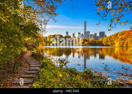 Central Park durante l'autunno in New York City. Foto Stock