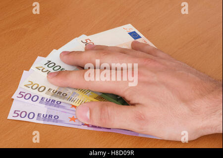 Mano che giace sulle banconote Foto Stock