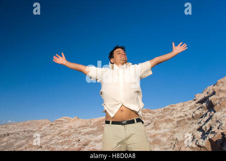 Giovane uomo, 25 +, nel deserto di Atacama, Cile, Sud America Foto Stock