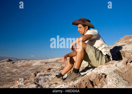 Giovane uomo, 25 +, nel deserto di Atacama, Cile, Sud America Foto Stock