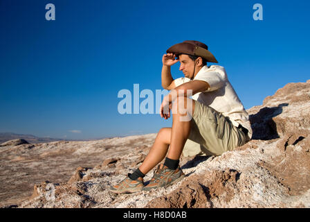 Giovane uomo, 25 +, guardando fuori nel deserto di Atacama, Cile, Sud America Foto Stock
