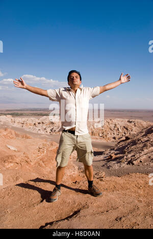 Giovane uomo godendo il deserto di Atacama, Cile, Sud America Foto Stock