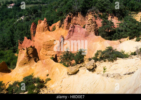 Rocce erose, colorate formazioni di ocra, Le Sentier des Ocres, Ocra trail, Roussillon Vaucluse, Provence-Alpes-Côte d'Azur Foto Stock