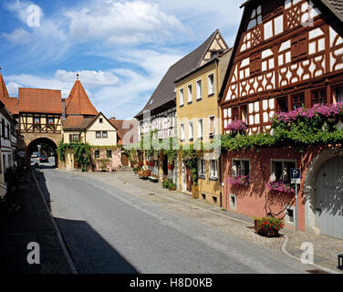 Luitpoldstrasse e West Gate, Prichsenstadt, bassa Franconia, Bavaria Foto Stock