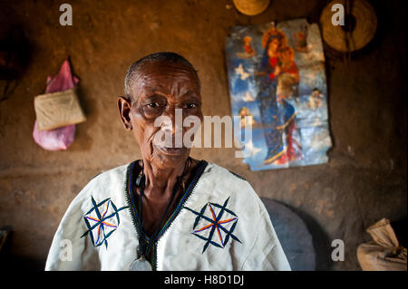 Donna appartenente al Amhara gruppo etnico (Etiopia). Lei è a casa, lei è un cristiano ortodosso. Foto Stock