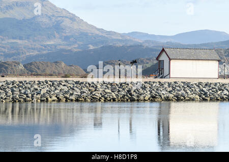 Ffestiniog stazione ferroviaria accanto a Caernarfon bay a Porthmadog. Foto Stock