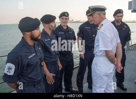 Il Principe di Galles del dispositivo HMS Middleton come egli ha visitato la Mina Salman Base Navale dove ha aperto il blocco di benessere e incontrato il Regno Unito, il Commonwealth e combinato di forze marittime che sono in servizio in Bahrain nel corso di una visita al paese come parte del suo tour del Medio Oriente. PRESS ASSOCIATION Foto, Immagine Data: giovedì 10 novembre, 2016. Vedere PA storia ROYAL Tour. Foto di credito dovrebbe leggere: Arthur Edwards/Sun/PA FILO Foto Stock