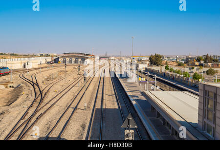 Vista in pianta dei binari della ferrovia e della stazione Foto Stock