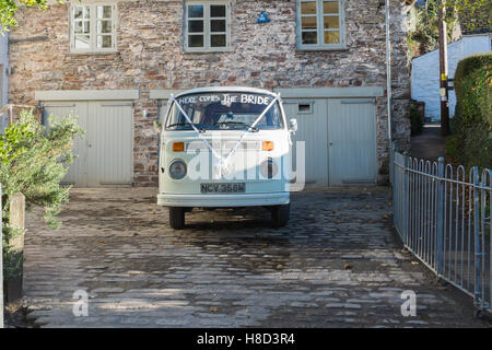 VW campervan decorata come un matrimonio auto Foto Stock