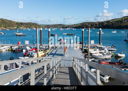 Barche su una chiatta sull'estuario di Salcombe Foto Stock