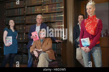 (Da sinistra a destra) Autore Lisa McInerney, giornalista Dave Kenny, animatore Alan Amsby, celebrity garden designer Diarmuid Gavin e autore Mia Gallager nella biblioteca della Royal Irish Academy di Dublino in occasione della inaugurazione del decimo anniversario della Dublin Book Festival che verrà eseguito dal 10-13 novembre. Foto Stock