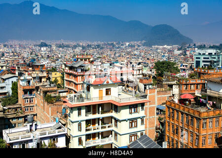 Vista generale sui tetti di Kathmandu da una posizione elevata Foto Stock