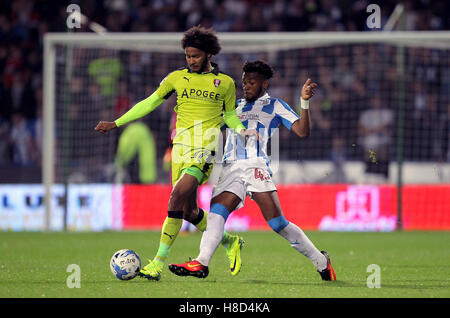 Rotherham Regno di Isaia marrone (sinistra) e Huddersfield Town Kasey Palmer battaglia per la sfera Foto Stock