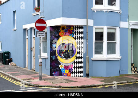Corner House con un eccentrico gatto dipinto murale sulla parete di estremità in Hannover distretto di Brighton Regno Unito Foto Stock