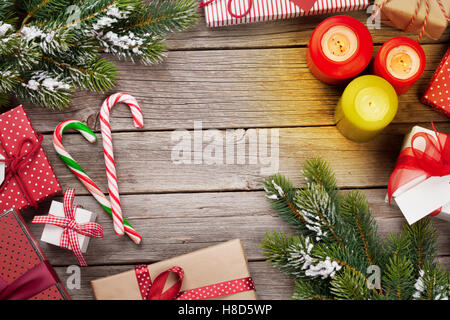 Regalo di natale caselle e abete su un tavolo di legno. Vista da sopra con copia spazio per il testo Foto Stock