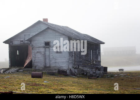 La caccia in legno Lodge nella tundra aperta, parzialmente distrutto dall'uragano Foto Stock