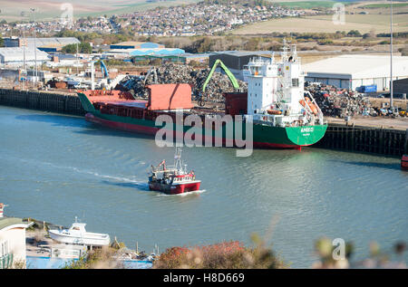 La pesca a strascico lascia Newhaven Harbor East Sussex Regno Unito Foto Stock
