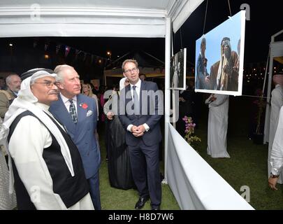 Il Principe di Galles si parla di un locale Royal fotografo in occasione di un ricevimento per celebrare il duecentesimo anniversario delle relazioni bilaterali tra il Regno Unito e il Bahrain, a residenza dell'Ambasciatore britannico a Manama, Bahrein, durante la gita reale del Medio Oriente. Premere associazione immagine fotografica data: giovedì 10 novembre 2016. Vedere PA storia ROYAL Tour. Foto di credito dovrebbe leggere: John Stillwell/PA W Foto Stock