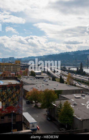 PORTLAND, o - 8 ottobre 2016: Downtown Portland Oregon lungo il mare come si vede dal distretto di Lloyd in un nebbioso autunno Foto Stock