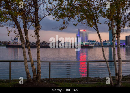 Detroit, Michigan - La MV Sam narra il lago freighter vele sul Fiume Detroit passato il Windsor, Ontario Caesars casino. Foto Stock