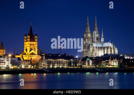 La Grande chiesa di San Martino e la Cattedrale di Colonia di notte in Germania Foto Stock