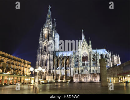 Vista della cattedrale di Colonia di notte nella Renania settentrionale-Vestfalia distretto, Germania Foto Stock