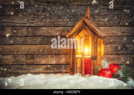 Sfondo di natale con la lanterna di legno e decorazione in neve. Copyspace per testo Foto Stock