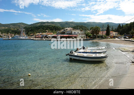 Sivota, Grecia, 09 Maggio 2013: Paesaggio con pescherecci nella baia di Sivota città sulla costa del Mar Ionio, Grecia. Foto Stock