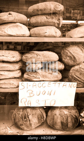 Le forme di pane in una finestra di visualizzazione Foto Stock