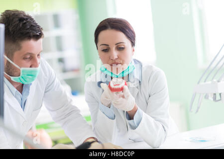 Denti finti Falsies per maschi Foto stock - Alamy