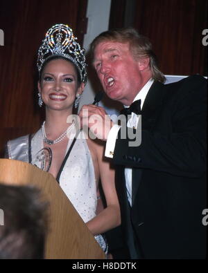 9 maggio 2001 - K21858JBB: miss Universo 2001 incoronazione palla.al Caribe Hilton IN SAN JUAN, PUERTO RICO 05/11/01.DENISE QUIONES E e Donald Trump. JOHN BARRETT/ 2001 © Globo foto/ZUMAPRESS.com/Alamy Live News Foto Stock