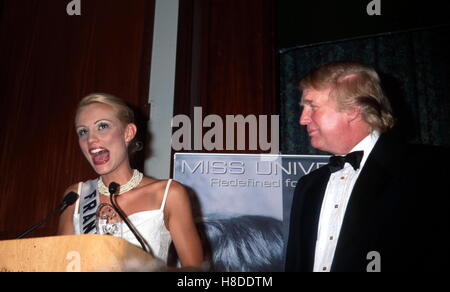 9 maggio 2001 - K21858JBB: miss Universo 2001 incoronazione palla.al Caribe Hilton IN SAN JUAN, PUERTO RICO 05/11/01.ELODIE GURRON (Francia) e Donald Trump. JOHN BARRETT/ 2001 © Globo foto/ZUMAPRESS.com/Alamy Live News Foto Stock