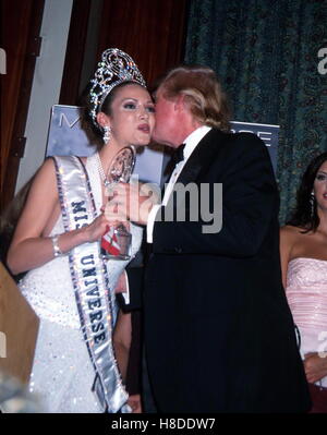 9 maggio 2001 - K21858JBB: miss Universo 2001 incoronazione palla.al Caribe Hilton IN SAN JUAN, PUERTO RICO 05/11/01.Denise chinoni e Donald Trump. JOHN BARRETT/ 2001 © Globo foto/ZUMAPRESS.com/Alamy Live News Foto Stock