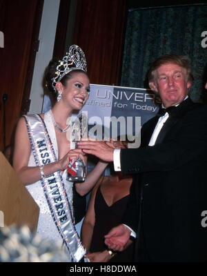 9 maggio 2001 - K21858JBB: miss Universo 2001 incoronazione palla.al Caribe Hilton IN SAN JUAN, PUERTO RICO 05/11/01. DENISE QUIONES E e Donald Trump. JOHN BARRETT/ 2001 © Globo foto/ZUMAPRESS.com/Alamy Live News Foto Stock