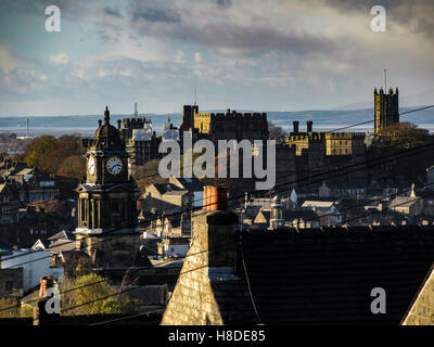 Lancaster, Lancashire, Regno Unito. Decimo Nov, 2016. Sun Sunshining sullo skyline di Lancaster con il Municipio e la Lancaster Castle Credito: David Billinge/Alamy Live News Foto Stock