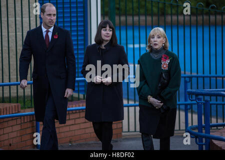 Londra, Regno Unito. 10 Novembre, 2016. Il Duca di Cambridge visite Kensington Memorial Park come presidente di campi nella fiducia al marchio ufficialmente la dedicazione del parco dal Royal Borough di Kensington e Chelsea per il centenario programma campi. Campi centenario onora la memoria di milioni di persone che hanno perso la vita durante la Prima Guerra Mondiale di fissaggio e di protezione di outdoor spazio ricreativo in perpetuo a beneficio delle generazioni future. Credito: Mark Kerrison/Alamy Live News Foto Stock