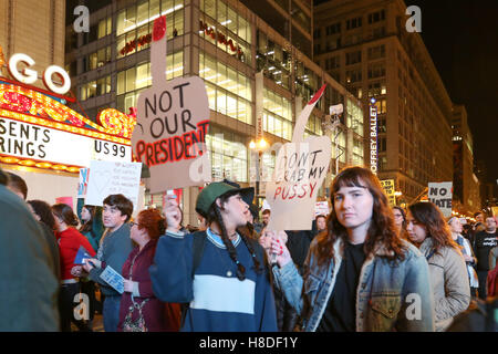 Chicago, Illinois, Stati Uniti d'America. 9 Novembre, 2016. I dimostranti protestano contro il Presidente eletto Donald Trump su State Street il 9 novembre 2016 a Chicago, IL. Credito: Debby Wong/Alamy Live News Foto Stock
