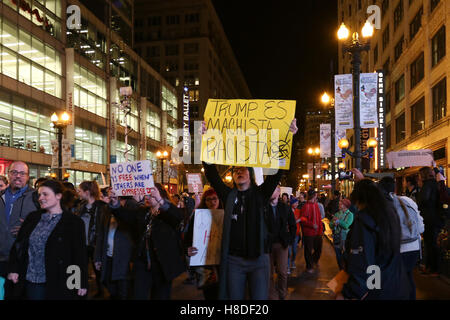 Chicago, Illinois, Stati Uniti d'America. 9 Novembre, 2016. I dimostranti protestano contro il Presidente eletto Donald Trump su State Street il 9 novembre 2016 a Chicago, IL. Credito: Debby Wong/Alamy Live News Foto Stock