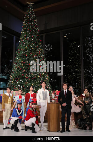 Tokyo, Giappone. Decimo Nov, 2016. Tetsuya Kumakawa, Giapponese ballerina e direttore del K della compagnia di balletto e i suoi ballerini frequentare la luce-up cerimonia di un grande albero di Natale all'edificio Marunouchi a Tokyo il giovedì, 10 novembre 2016. L'area di Marunouchi iniziato l'illuminazione e la decorazione con motivo di danza del balletto di Ciaikovskij "schiaccianoci" attraverso il giorno di Natale. © Yoshio Tsunoda/AFLO/Alamy Live News Foto Stock