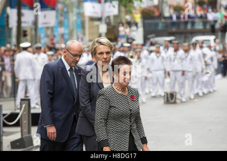 Sydney, Australia. Venerdì 11 novembre 2016. Sindaco Clover Moore, Luke Foley leader dell opposizione in NSW e federali di MP Tanya Plibersek deporre una corona presso il Cenotafio. Credito: martin berry/Alamy Live News Foto Stock